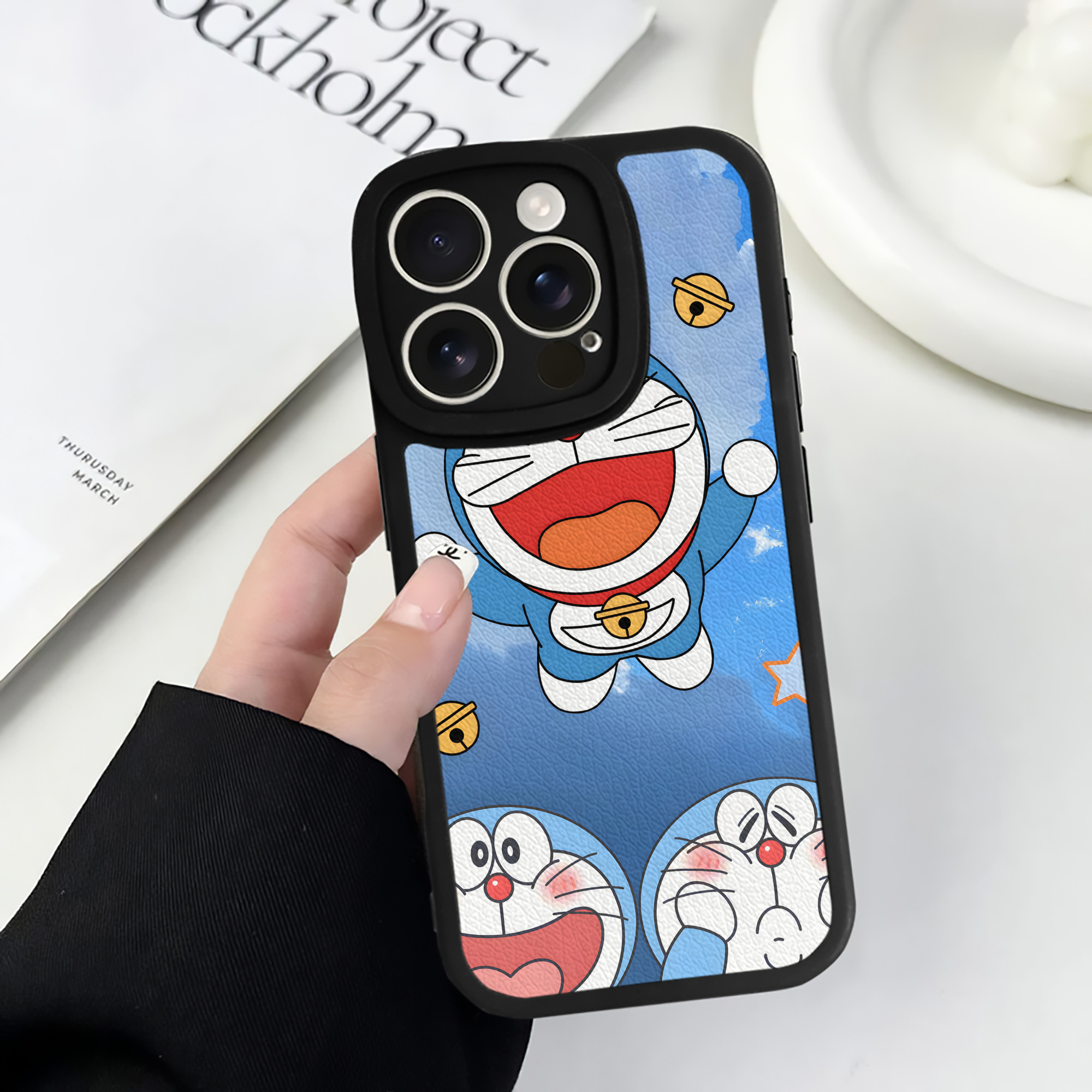 （画像用） ドラえもん Doraemon 【iPhone 16シリーズ対応】シリコンスマホケース（レザー調） 材質：シリコン